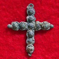 croix mise au jour dans la cendre